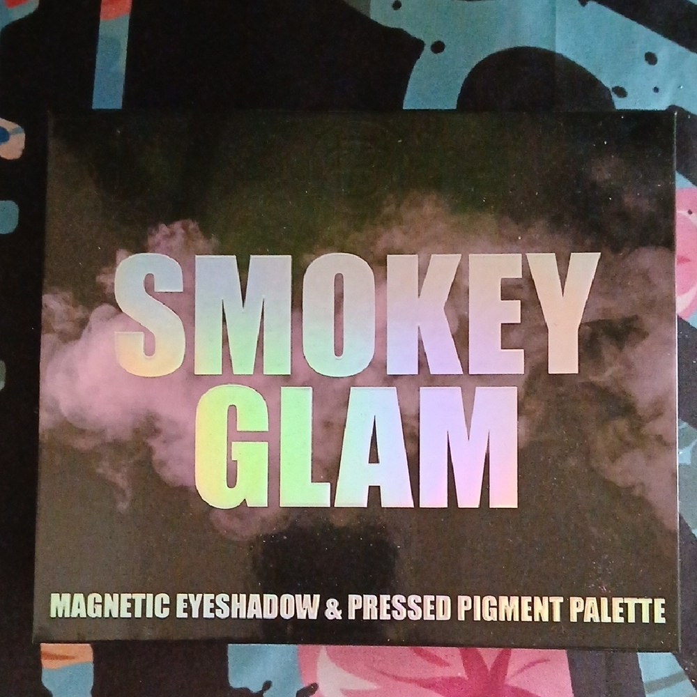 Smokey Glam Magnetic Eyeshadow Palette - Iridescent Black